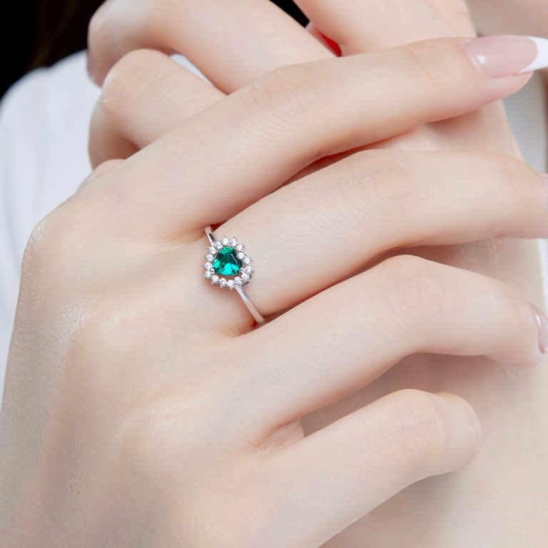 Heart-Shaped Emerald and Diamond White silver Ring DY120494-S-W-GN (1)